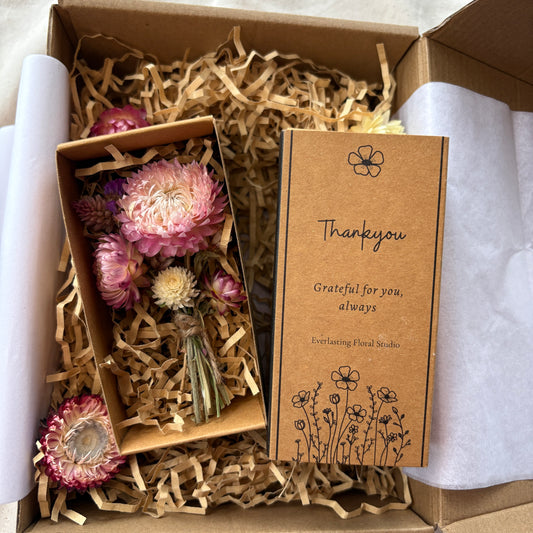 Box with dried flowers and a card inside, featuring the brand 'Everlasting Floral Studio'.